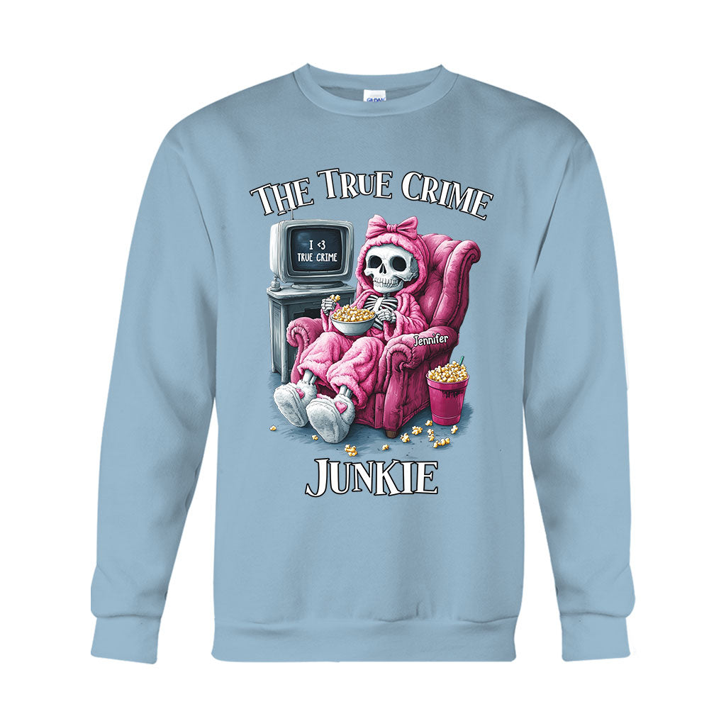Der True-Crime-Junkie – Personalisiertes T-Shirt und Hoodie