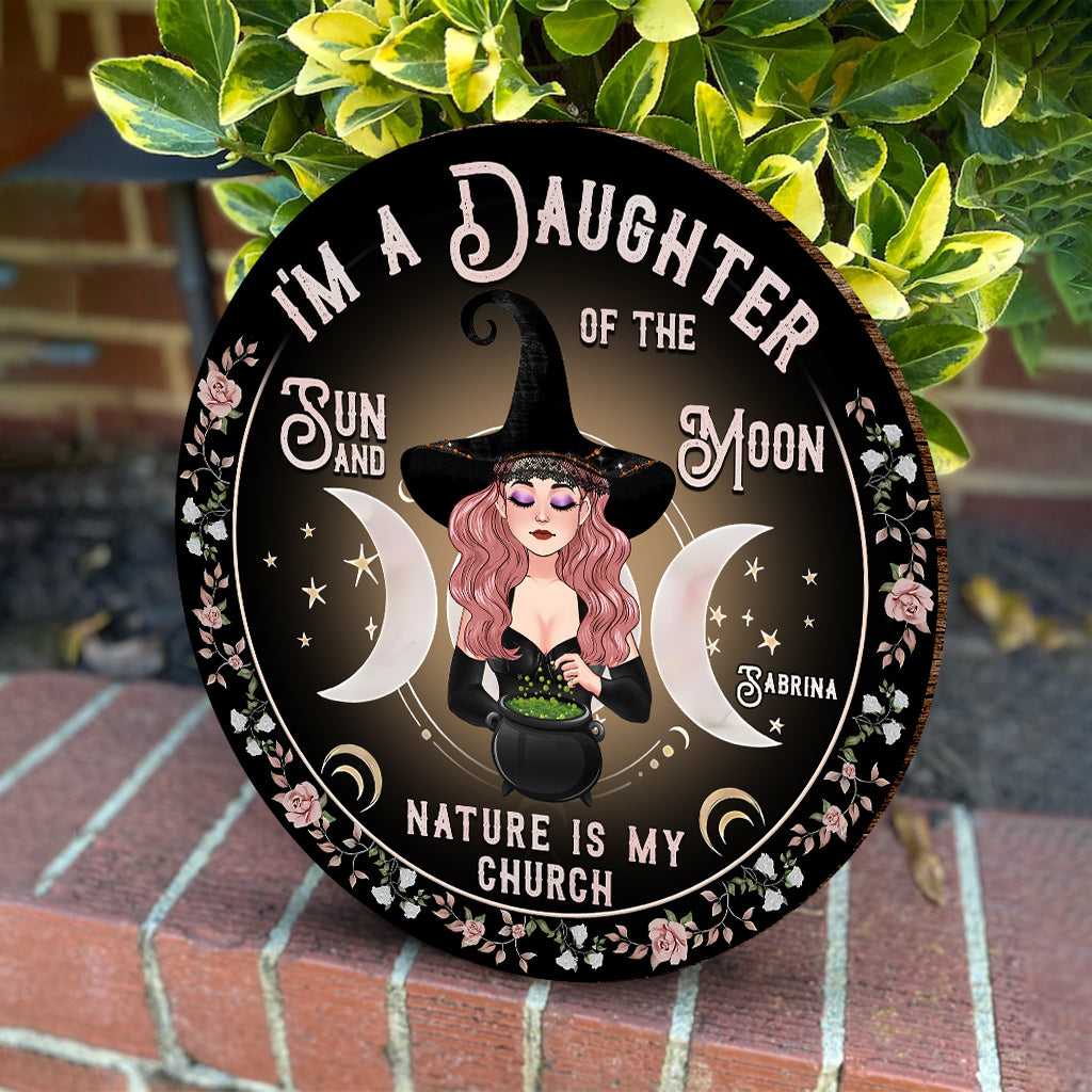 Ich bin eine Tochter von Sonne und Mond, die Natur ist meine Kirche – Personalisiertes rundes Hexen-Holzschild