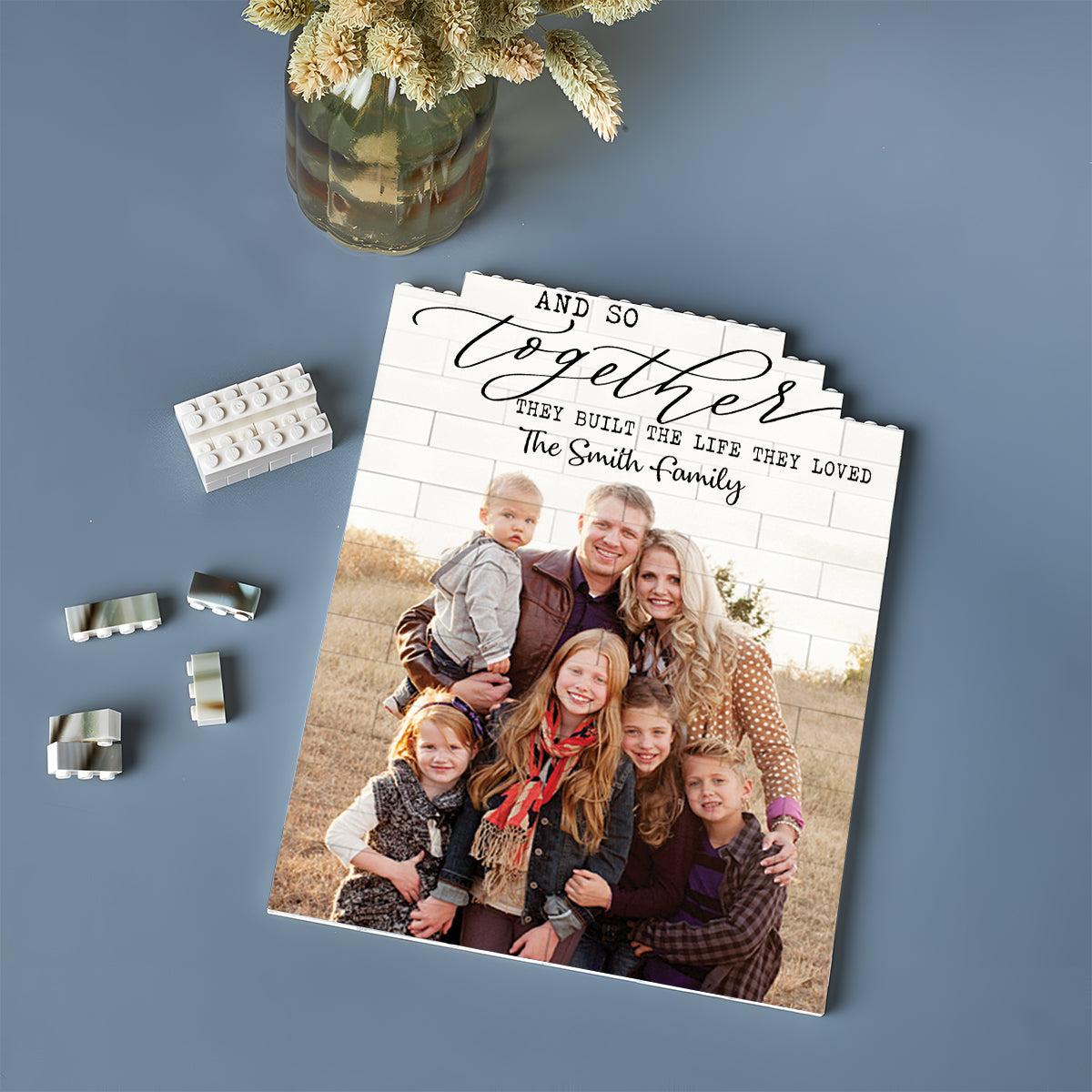 Und so bauten sie gemeinsam das Leben auf, das sie liebten – personalisierte Familien-Bausteine, einseitig, vertikal, rechteckig