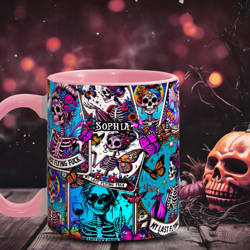 Totenkopf-Tasse mit personalisiertem Totenkopf-Akzent