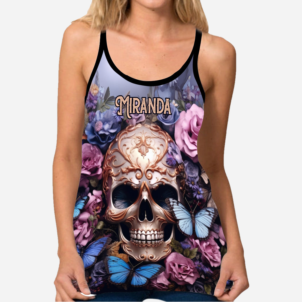 Schönheit der Dunkelheit: Totenkopf, Rosen, Schmetterlinge – Personalisiertes Tanktop mit Totenkopfkreuz