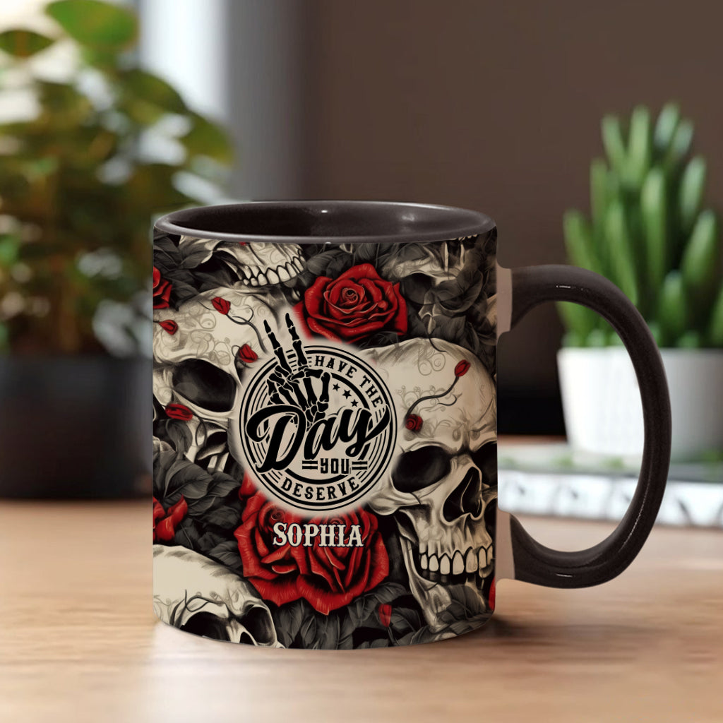 Hab den Tag, den du verdienst – Totenkopf-Rose – Personalisierte Tasse mit Totenkopf-Akzent
