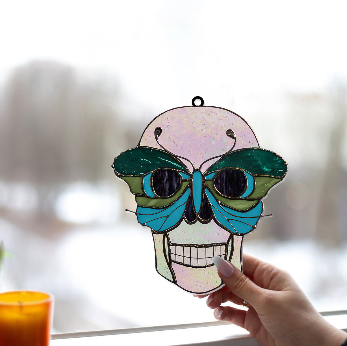 Totenkopf mit buntem Schmetterling – Personalisierter Totenkopf-Fensterhänger 