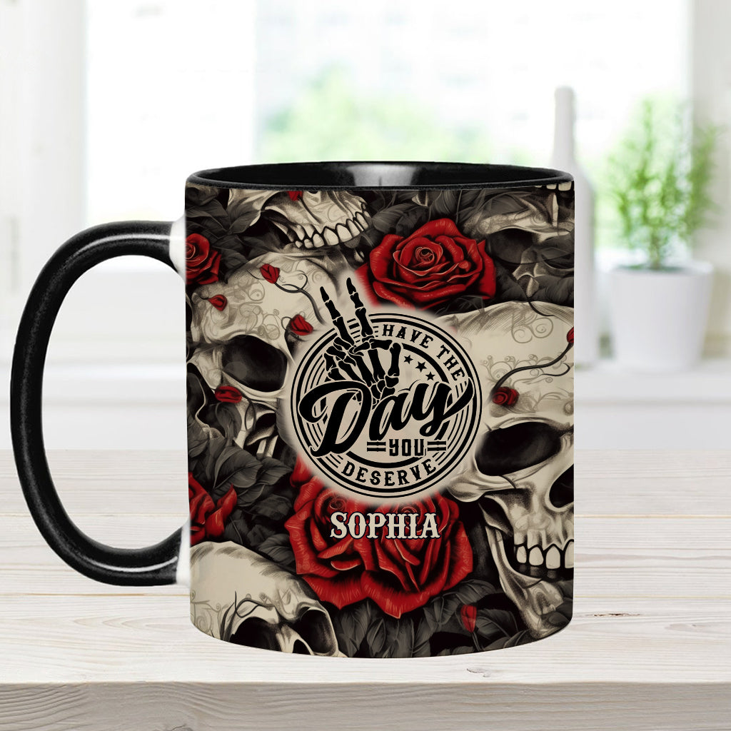 Hab den Tag, den du verdienst – Totenkopf-Rose – Personalisierte Tasse mit Totenkopf-Akzent