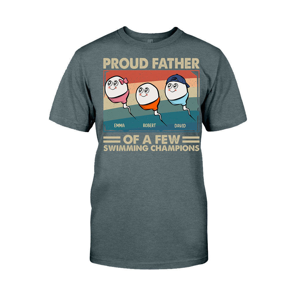 Stolzer Vater und Mutter mehrerer Schwimmmeister – Personalisiertes Vater-T-Shirt und Hoodie