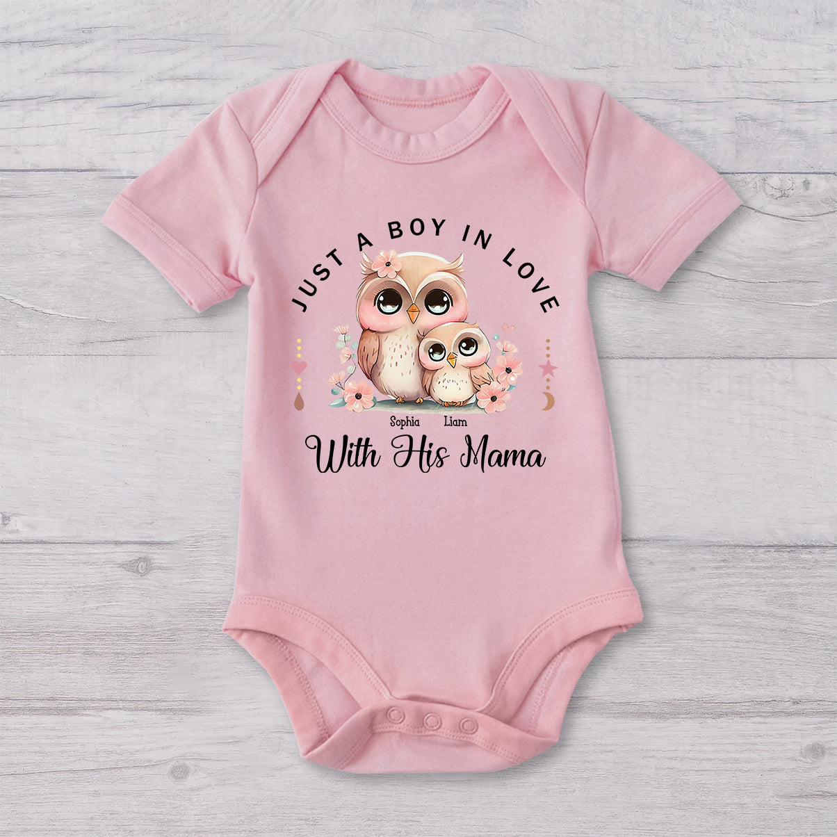 Einfach eine Mama, die ihren Jungen/ihre Tochter liebt – personalisiertes Mutter-T-Shirt und Baby-Body