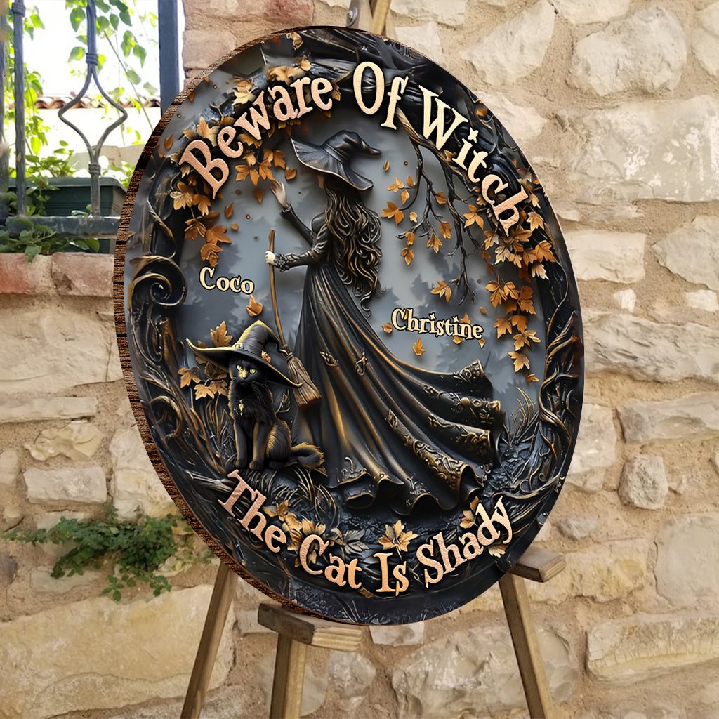 Halloween ist schöner mit einer Katze – Personalisiertes rundes Holzschild mit schwarzer Katze