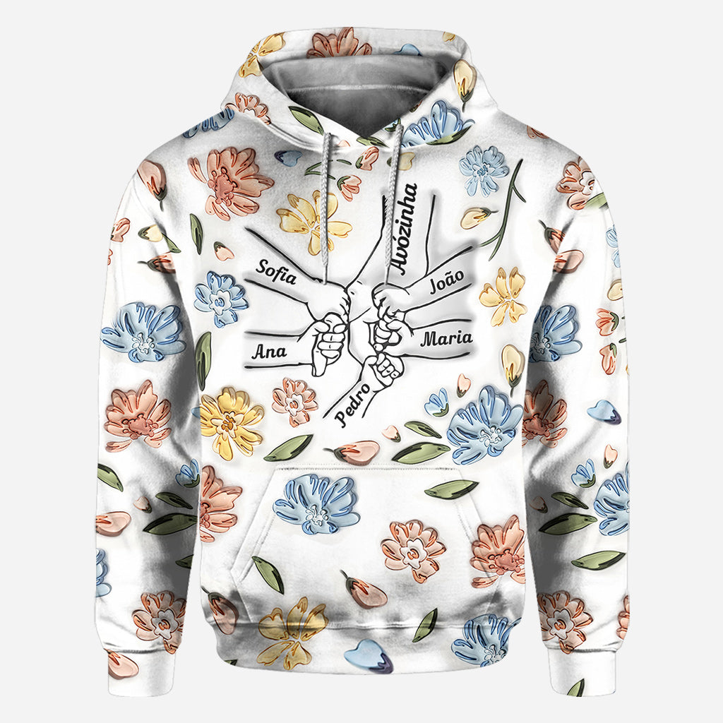 Mamas Liebe: Hände halten pastellfarbene Blumen - Personalisiertes Mutter-Shirt mit Rundum-Aufdruck