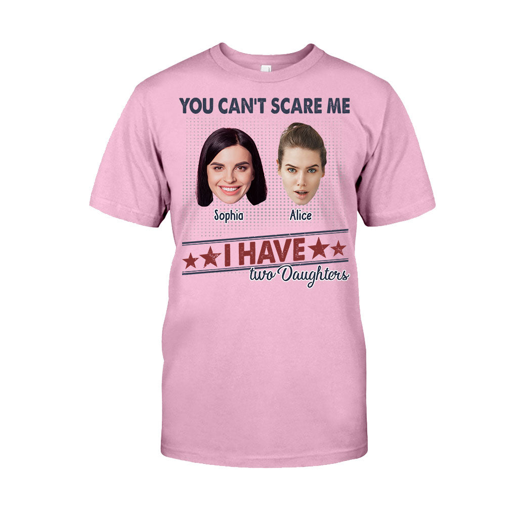 Du kannst mich nicht erschrecken, ich habe zwei Töchter – Personalisiertes Vater-T-Shirt und Hoodie