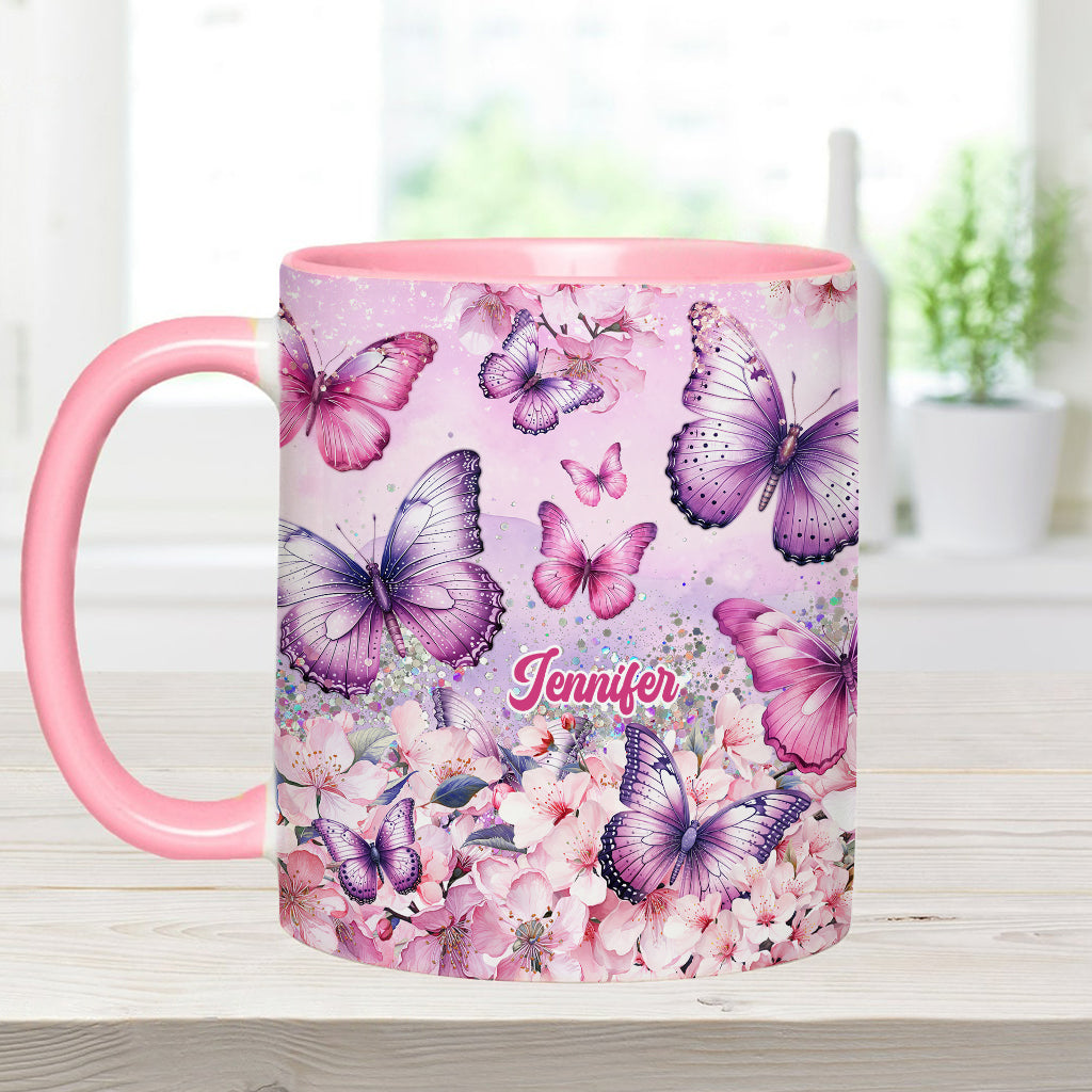 Personalisierte Tasse mit Schmetterlingsmotiv und rosa Blumenmuster