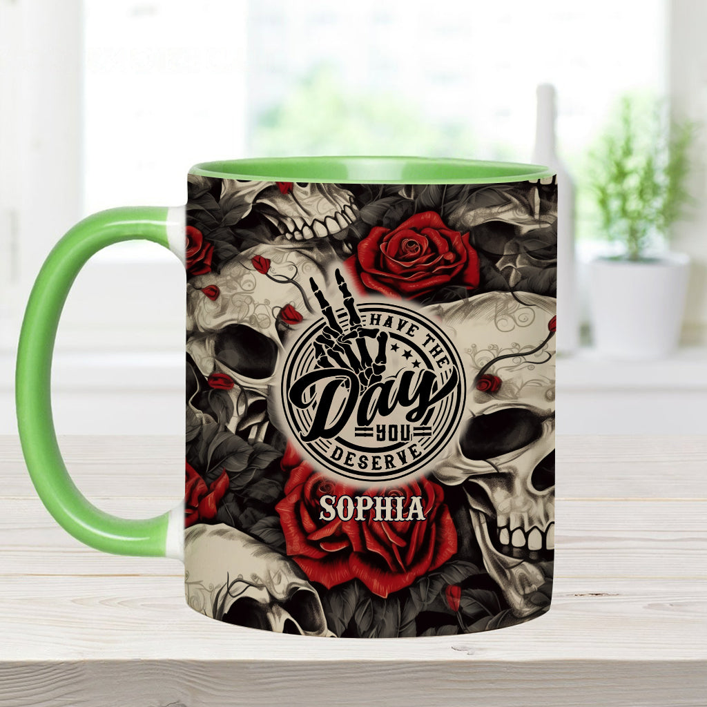 Hab den Tag, den du verdienst – Totenkopf-Rose – Personalisierte Tasse mit Totenkopf-Akzent