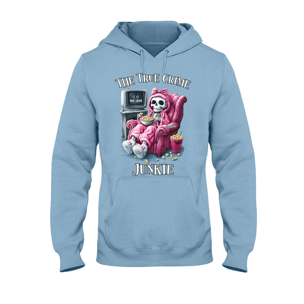 Der True-Crime-Junkie – Personalisiertes T-Shirt und Hoodie