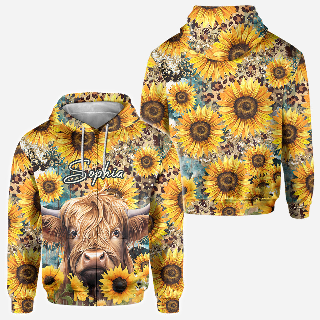 Hochlandrind zwischen Sonnenblumen - Personalisiertes Allover-Shirt