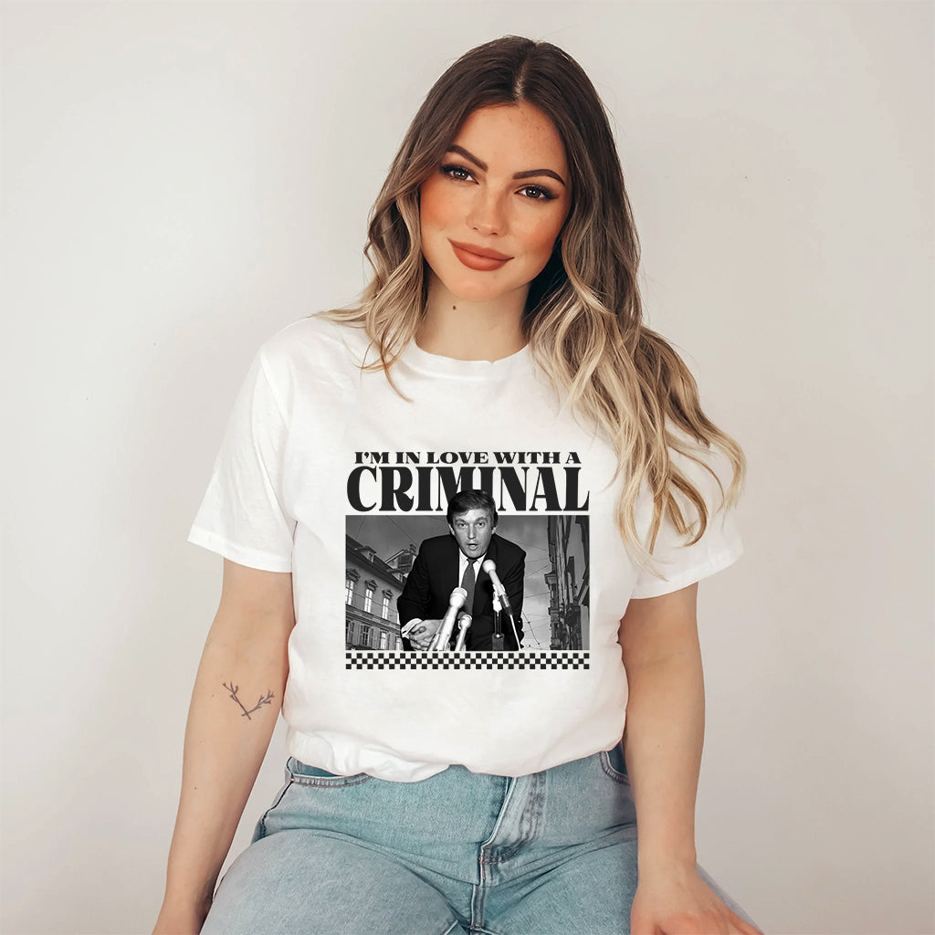 Ich bin verliebt in einen Kriminellen – T-Shirt, Präsidenten-T-Shirt für Papa, Lustiges politisches T-Shirt, Humorvolles T-Shirt für die Wahl, Wahlbekleidung 2024, Unisex-Grafik-T-Shirt