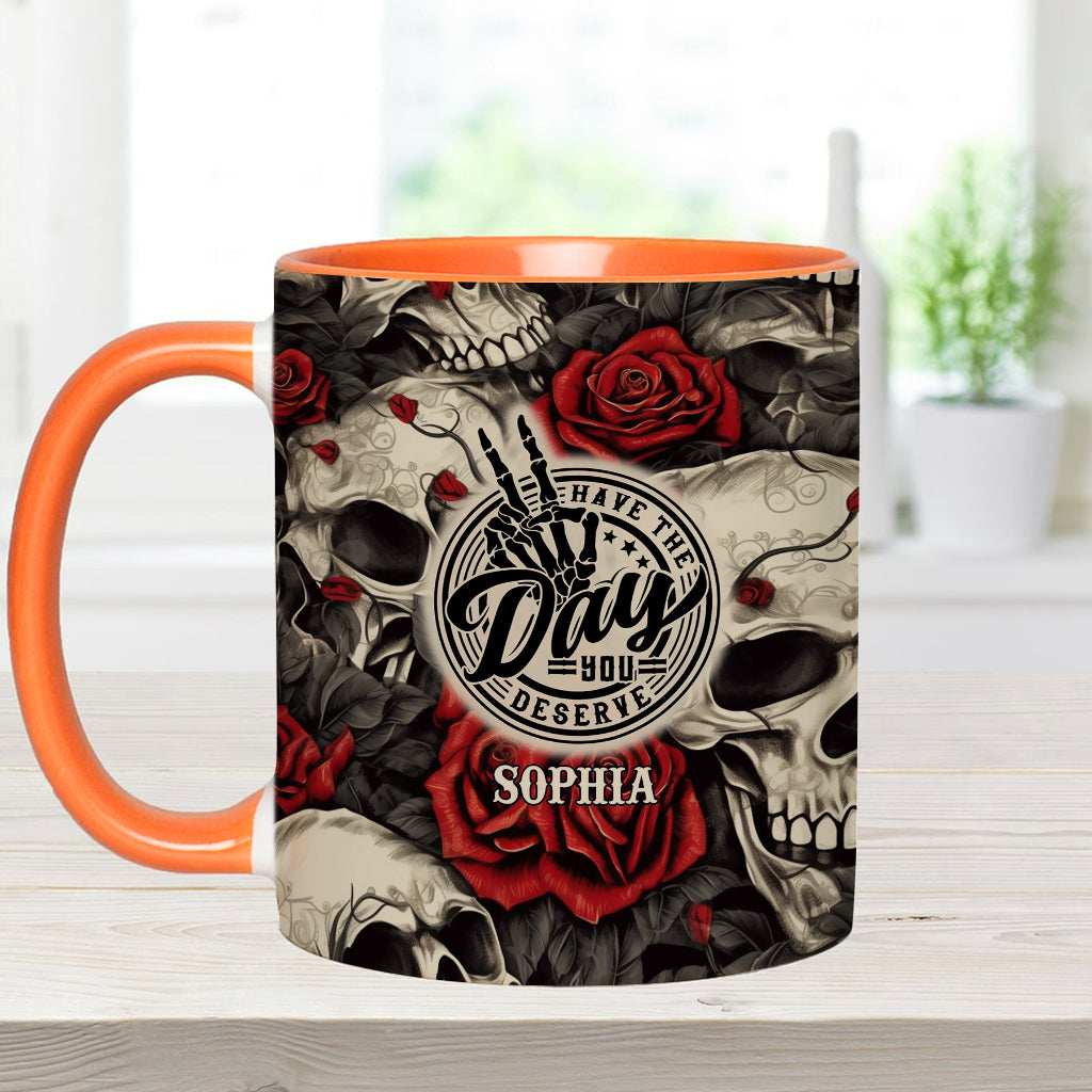 Hab den Tag, den du verdienst – Totenkopf-Rose – Personalisierte Tasse mit Totenkopf-Akzent