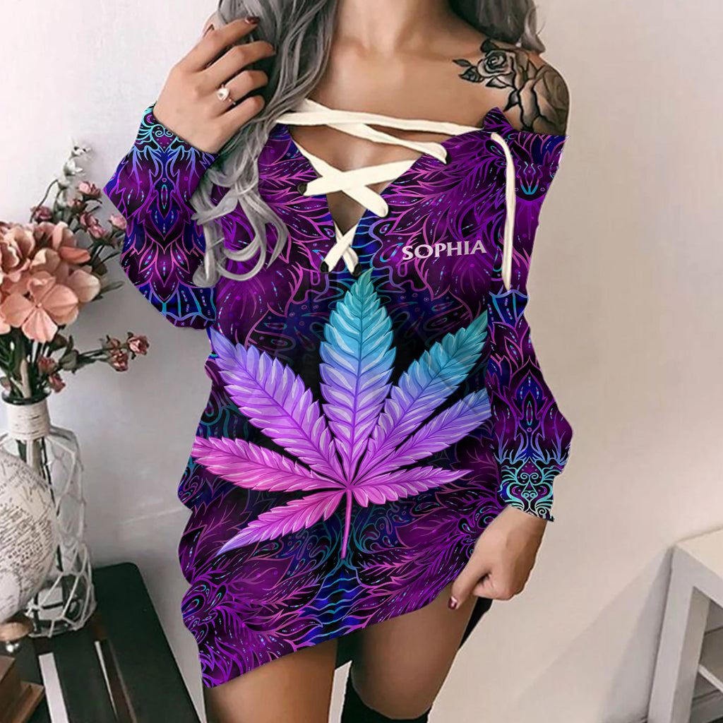 Ein bisschen high – personalisiertes schulterfreies Langarmkleid mit Weed-Motiv