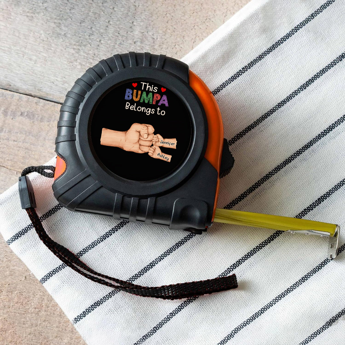 Dieser Faustgruß für Papa/Opa gehört zu [Name des Vaters] – personalisiertes Maßband