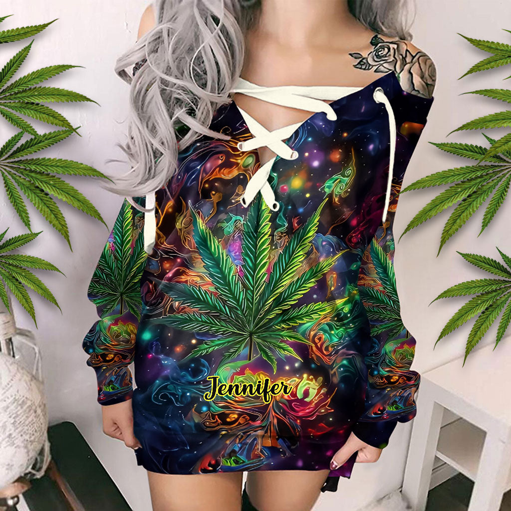 Stoner Chick - Personalisiertes schulterfreies Langarmkleid mit Cannabis-Motiv