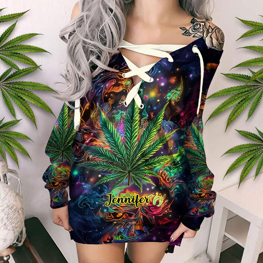 Stoner Chick - Personalisiertes schulterfreies Langarmkleid mit Cannabis-Motiv