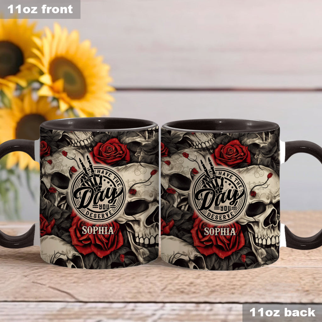 Hab den Tag, den du verdienst – Totenkopf-Rose – Personalisierte Tasse mit Totenkopf-Akzent