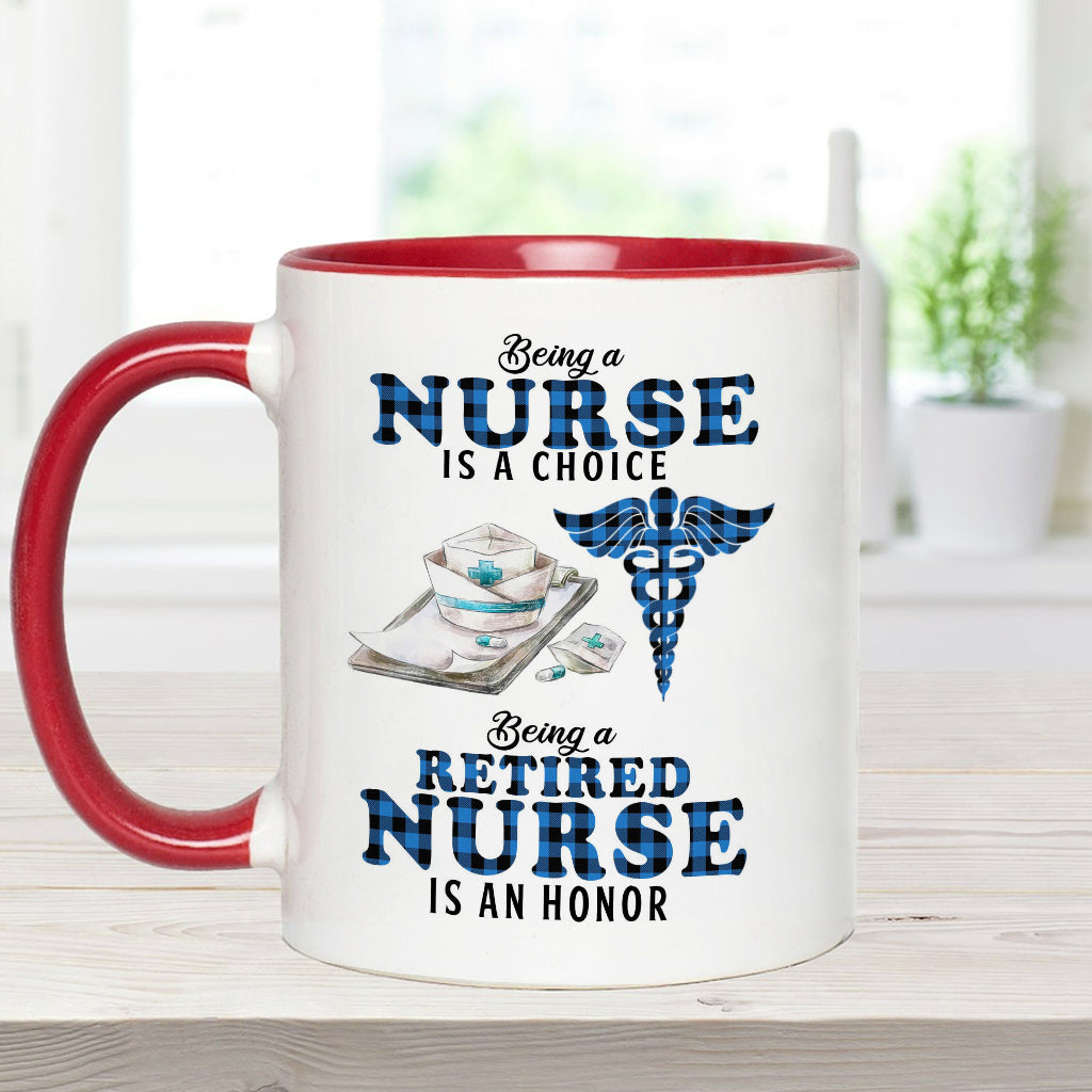 Eine pensionierte Krankenschwester zu sein ist eine Ehre - Personalisierte Tasse mit Krankenschwester-Akzent