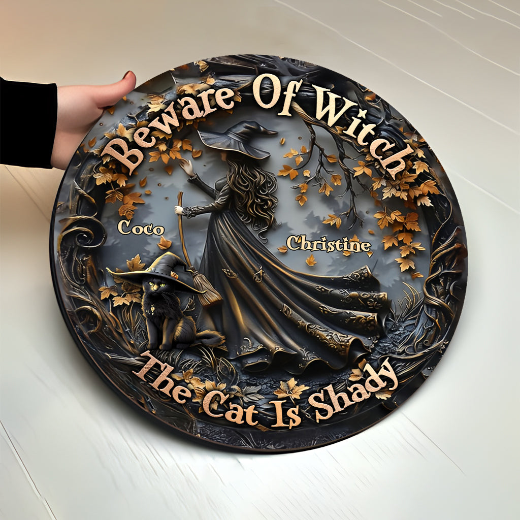 Halloween ist schöner mit einer Katze – Personalisiertes rundes Holzschild mit schwarzer Katze