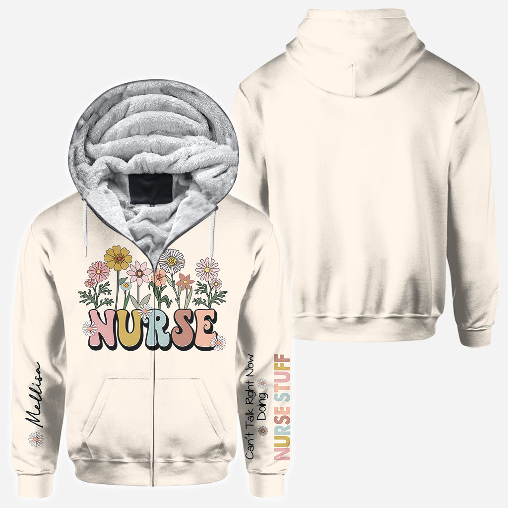 Kann gerade nicht reden, bin mit Krankenpflege beschäftigt - Personalisiertes T-Shirt mit Krankenpflegebezug