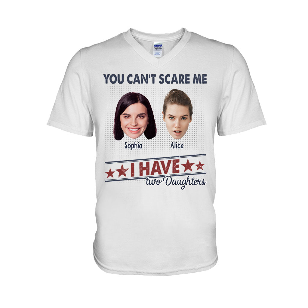 Du kannst mich nicht erschrecken, ich habe zwei Töchter – Personalisiertes Vater-T-Shirt und Hoodie