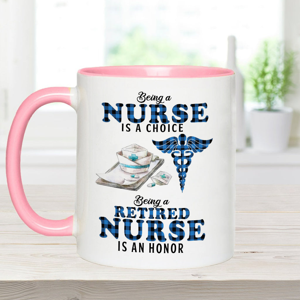 Eine pensionierte Krankenschwester zu sein ist eine Ehre - Personalisierte Tasse mit Krankenschwester-Akzent