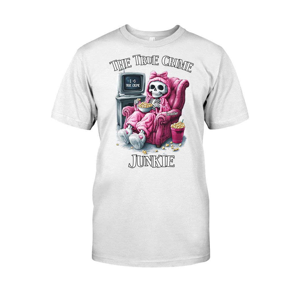 Der True-Crime-Junkie – Personalisiertes T-Shirt und Hoodie