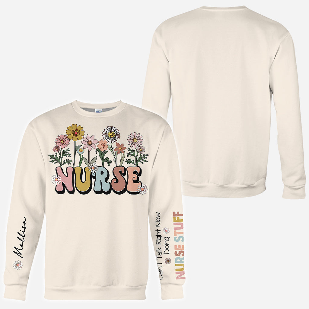 Kann gerade nicht reden, bin mit Krankenpflege beschäftigt - Personalisiertes T-Shirt mit Krankenpflegebezug