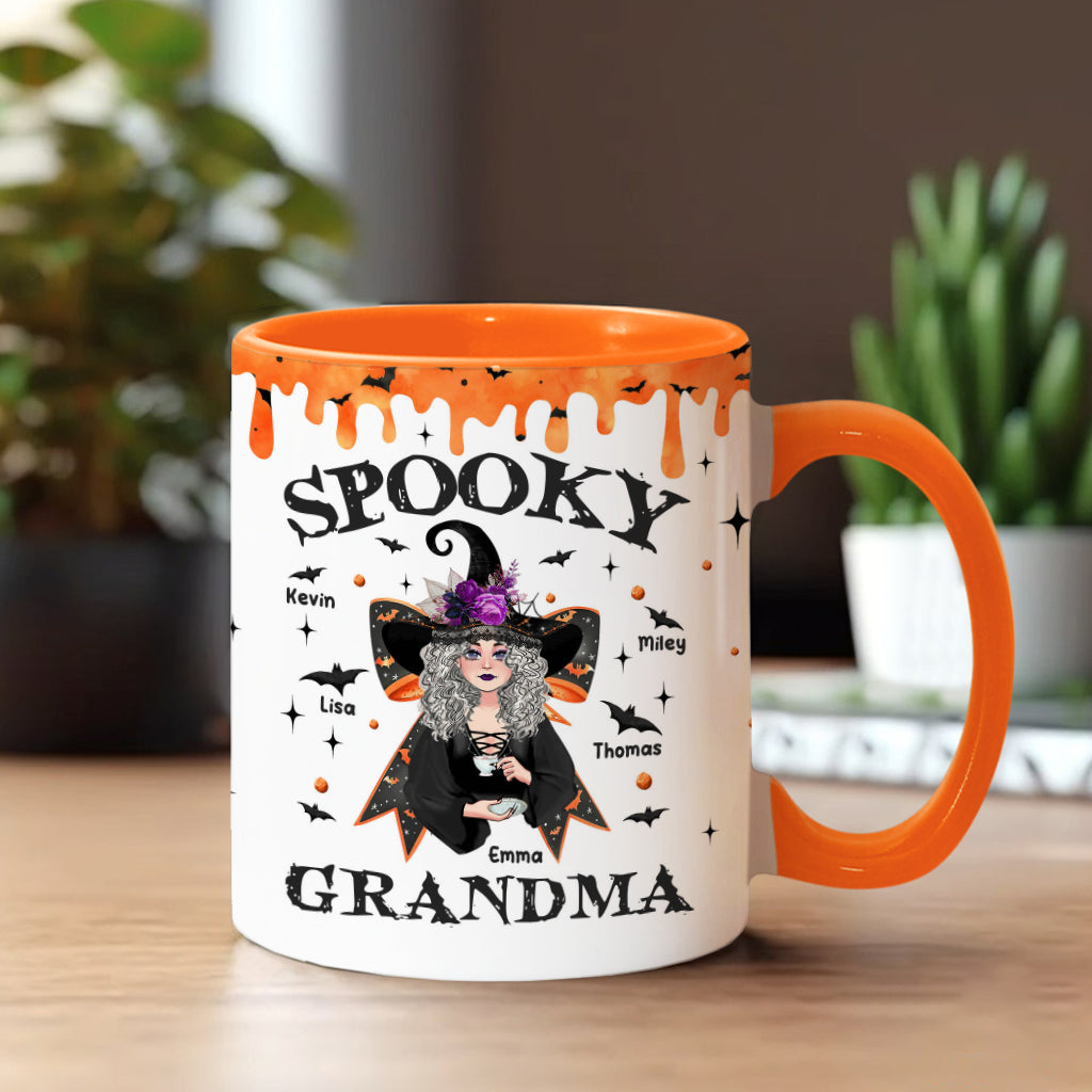Gruselig – Beliebiger Titel – Personalisierte Tasse mit Oma-Akzent