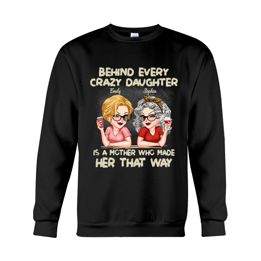 Hinter jeder verrückten Tochter steht eine Mutter – personalisiertes Mutter-T-Shirt und Hoodie