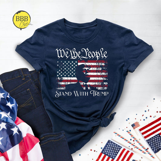 „Wir, das Volk, stehen hinter Donald Trump“-Shirt, Trump-Unterstützungs-Shirt, Wahl-2024-T-Shirt, Politik-Shirt, Trump-Präsidenten-Shirt, Geschenke für Republikaner
 T-Shirt & Hoodie