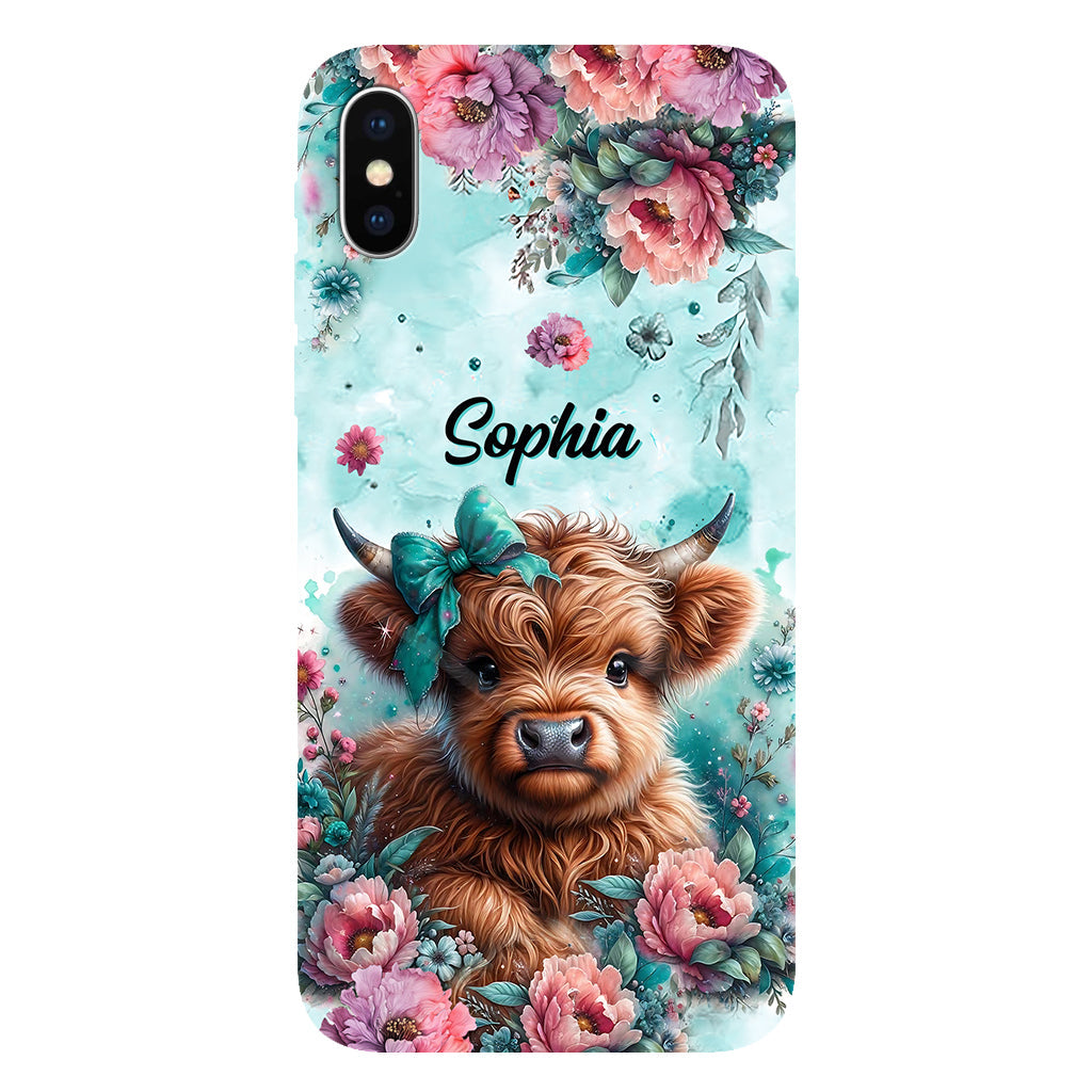 Baby Highland Cow - Personalisierte Handyhülle mit Highland-Kuh-Vollbild
