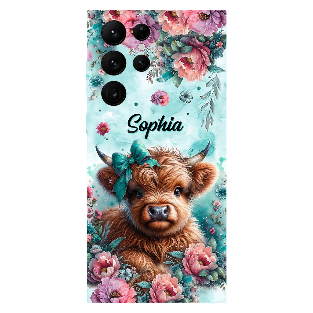 Baby Highland Cow - Personalisierte Handyhülle mit Highland-Kuh-Vollbild