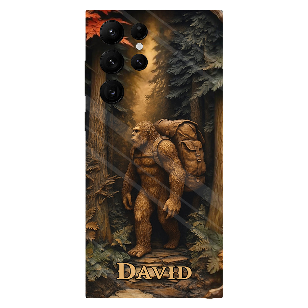 Sasquatch im Wald – Personalisierte Handyhülle mit Wandermotiv und Volldruck