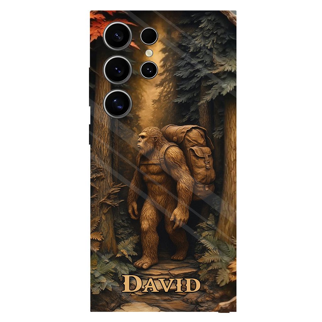 Sasquatch im Wald – Personalisierte Handyhülle mit Wandermotiv und Volldruck