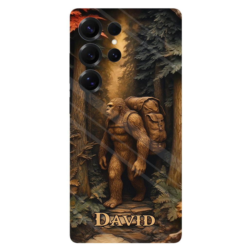 Sasquatch im Wald – Personalisierte Handyhülle mit Wandermotiv und Volldruck