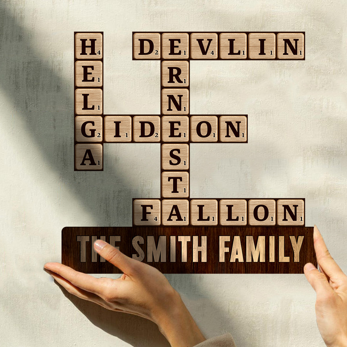 Kreuzworträtsel „Liebe Familie“ mit individuellem Namen – personalisierte Scrabble-Holzplakette in individueller Form