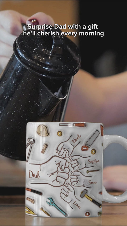 Vater und Kinder geben sich ein High Five – personalisierte Vatertasse