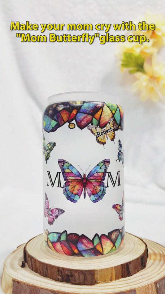Buntes Buntglas mit Schmetterlingsmotiv für Mama – personalisiertes Glas für die Mutter