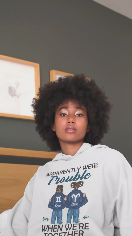 Gemeinsam im Ärger – Personalisiertes T-Shirt und Hoodie für beste Freundinnen