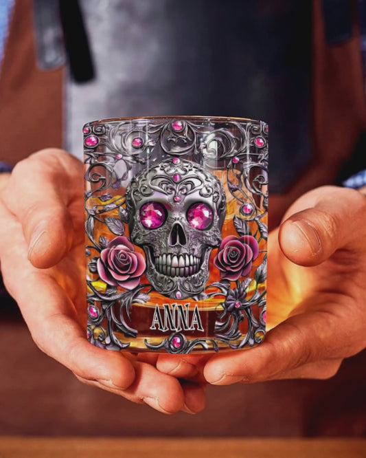 Wunderschönes Whiskyglas mit Totenkopf und Rosen – personalisiertes Totenkopf-Design
