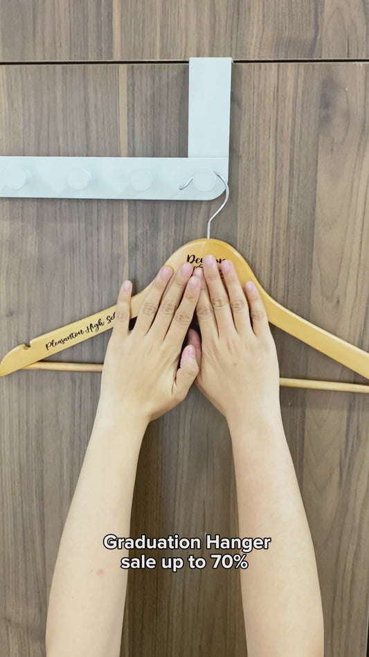 Personalisierter Kleiderbügel für Abschlussfeiern