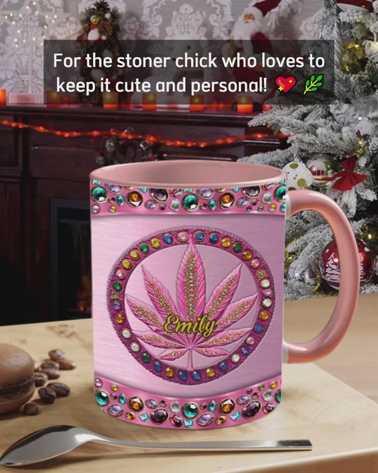 Stoner Chick – Personalisierter Becher mit Cannabis-Akzent