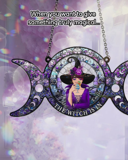 Die Hexe ist da – Personalisierter Hexen-Fensterhänger/Sonnenfänger