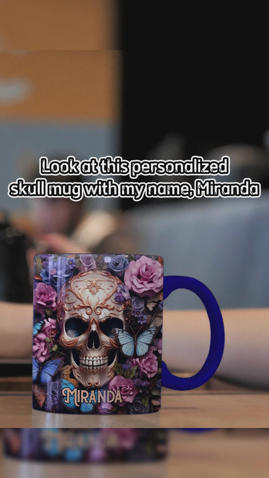 Schönheit der Dunkelheit: Totenkopf, Rosen, Schmetterlinge – Personalisierte Tasse mit Totenkopf-Akzent