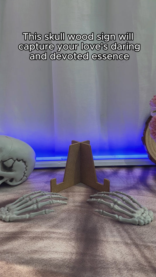 „Du und ich, wir schaffen das“ – Personalisiertes Totenkopf-Rundschild aus Holz