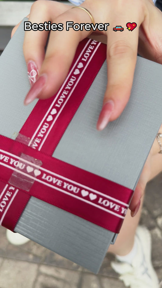 Für immer beste Freundinnen – Personalisierter Autoanhänger in Bestie-Form